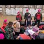 Salut! Kakinya Dijadikan Tandu, Prajurit Marinir Selamatkan Korban Banjir