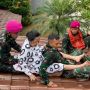 Viral Detik-Detik Marinir Evakuasi Lansia Terjebak Banjir Jakarta