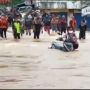 Aksi Ibu-ibu Dorong Motor Terjang Banjir, Tak Punya Uang Buat Sewa Becak