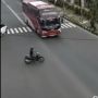 Detik-Detik Motor Disambar Bus tapi Penunggangnya Selamat, Bikin Ngeri
