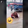 Viral Emak-emak Makan di Tengah Banjir, Celup Biskuit ke Air Warna Cokelat