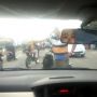 Geger Pria Gresik Emosi Bawa Paving Kejar Pengendara Mobil di Jalan Raya