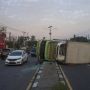 Gubrak! Truk Beras Terguling di Tol Purbaleunyi di KM 134 arah Cileunyi