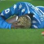 Ngeri! Detik-detik Penyerang Napoli Cedera Kepala dan Pingsan di Lapangan