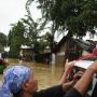 Relakan Mobilnya Terobos Banjir, Dedi Mulyadi Berbagi Bantuan ke Warga