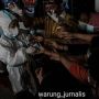 Pakai APD Lengkap, Wanita Emas Bagi-bagi Uang Tunai untuk Korban Banjir