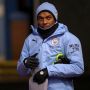 Berkelas! Fernandinho Ajak Penderita Tumor Otak Angkat Trofi Juara Man City