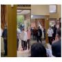 Aksi Jokowi Copot Sepatu untuk Masuk Rumah saat Melayat Jadi Sorotan