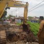 Luka Parah, Pemotor Nyungsep ke Jalan Amblas di Jalan Raya Kresek-Balaraja