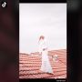 Bikin Deg-degan, Wanita Ini Jalani Sesi Foto Prewedding di Atas Atap Rumah