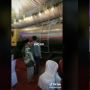 Viral Truk Lewat di Tengah Acara Pesta Pernikahan, Tamu Sibuk Angkat Kursi