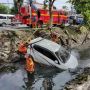 Mobil Nyungsep Masuk Sungai di Surabaya Gegara Pengemudi Main Smartphone