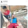 Viral Bocah Asyik Mabar Sambil Rebahan di Makam, Publik: Enggak Ada Akhlak!