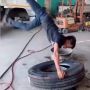 Mirip Adegan Kungfu, Cara Pria Pasang Ban Ini Bikin Warganet Heran