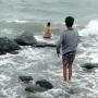 Heroik! Viral Aksi Pemuda Terjang Ombak Laut Demi Bantu Orang Tenggelam