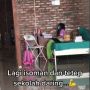 Isolasi Mandiri Tetap Sekolah, Gadis Kecil Tampak Lelah Ini Tuai Pujian
