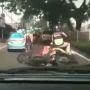 Jatuh Senggolan dengan Mobil, Pemotor Ini Malah Salahkan Ambulans