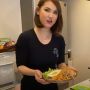 Masak Nasi Goreng dan Sate, Aksi Maria Ozawa Disorot Netizen Indonesia