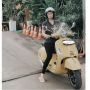 Potret Anggun Aura Kasih Saat Naik Motor Vespa, Captionnya Bikin Salfok