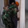 1 Tahun Tak Bertemu, Momen Anggota TNI Cium Kaki Ibu Bikin Publik Terharu