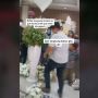 Pria Ini Panik Dapat Buket Bunga dari Pengantin, Penyebabnya Bikin Ngakak
