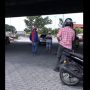 Viral Video Lelaki Salat di Tengah Jalan, Warganet Malah Puji Pengendara