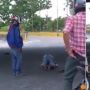 Heboh Pria Salat di Tengah Jalan, Pengendara Lain Amankan Lalu-lintas
