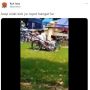 Bocah Salat Berjamaah di Atas Gerobak, Publik: Kayak Main Jungkat Jungkit
