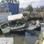 Truk Kontainer dan Minibus Terlibat Kecelakaan hingga Terguling ke Kali