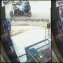 Viral Pemotor Tabrakan karena Ada yang Lawan Arah, Bogem Mentah Melayang