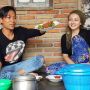 Bule Cantik Kepincut Pria Lombok, Rela Hidup Sederhana dan Masak di Gubuk