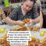 Kado Pernikahan Unik, Wanita Ini Dapat Gelang Emas saat Asyik Makan Seafood