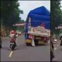 Detik-Detik Truk Terguling dan Menimpa Pick Up, Sebabnya Bikin Tepuk Jidat