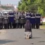 Ikon Perlawanan Myanmar, Suster Berlutut agar Militer Tak Tembak Demonstran