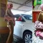 Wanita Ini Pamer Aksi Ulek Cabai sampai Cuci Mobil, Seragamnya Jadi Sorotan