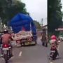 Truk Oleng Hindari Emak-emak di Tengah Jalan, Publik Debat Siapa yang Salah