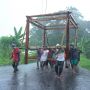 Warga Sleman Gotong Royong Angkat Rumah