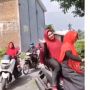 Awas Minggir! Konvoi Geng Motor Emak-emak Kerudung Merah Mau Lewat