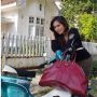 Potret Lawas Wulan Guritno Pose Bareng Motor Klasik, Terlihat Tetap Cantik