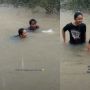 Bikin Publik Iri, Ayah dan Anak Hujan-hujanan Pamer Aksi Salto saat Banjir