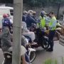 Pemotor Dorong Petugas Ngotot Masuk Jalur Busway, Ini Kata TransJakarta