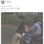 Skater Boy Bergaya Seberangi Jalan Raya Ditendang Pemotor Jadi Sorotan