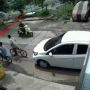 Sedang Asyik Sepedaan di Jalan, Bocah Ini Diseruduk Mobil dari Belakang