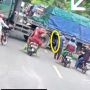Aksi Nekat Pemotor Masuk Kolong Truk untuk Menyeberang, Tidak untuk Ditiru!