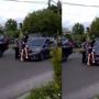 Detik-detik Cewek Adang dan Duduk di Kap Mobil Bikin Heboh Jalanan