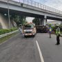 Truk Pengangkut Air Terguling di Jalan Arah Masuk Tol Jagorawi
