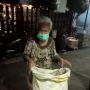 Kisah Nenek Cari Barang Bekas hingga Dini Hari Hanya Demi Upah Rp 25 Ribu