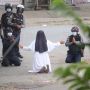 Suster Ann Berlutut: Kalau Kalian Akan Tembak Demonstran, Harus Lewati Saya
