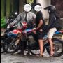 Tak Terima Kena Cipratan Air, Pemotor Ini Pukul Kepala Wanita di Jalan