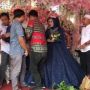 Dikerjai Habis-habisan, Pengantin Pria Ngenes Lihat Istri Dipepet Teman